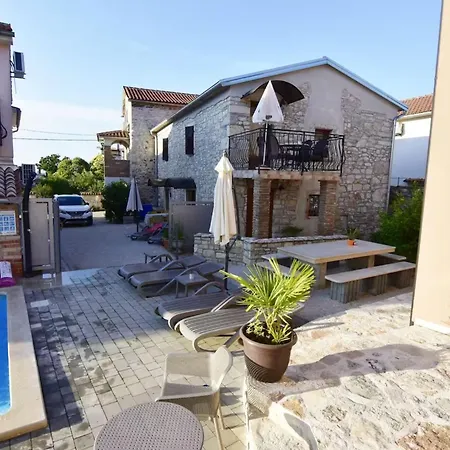 شقة Lovely Poolside In Tar *