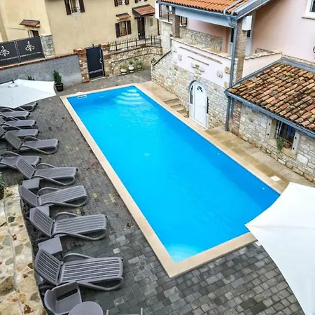 Lovely Poolside In Tar * Tar-Vabriga